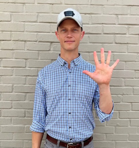 Rob Sand holding up 5 fingers.